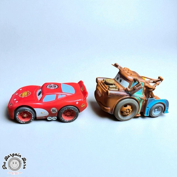 Disney Pixar Cars 2005 Lightning McQueen Shake ’N Go & Tow Mater Drag N’ Go Lot - Picture 2 of 6